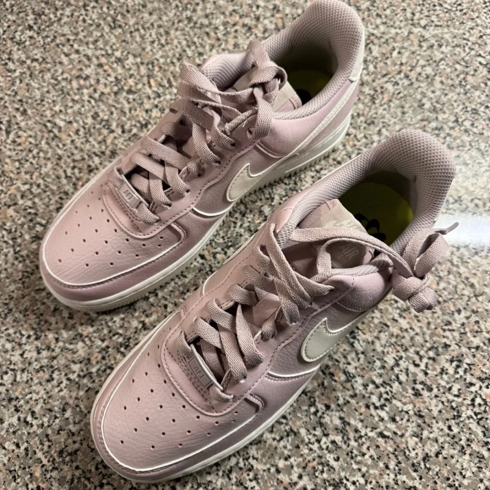 Women's Nike Air Force 1 '07 Platinum Violet Sail DV3808 001 Purple White Sizes - Picture 4 of 9